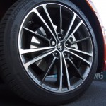 17-inch wheels shod with Michelin Primacy HP 215/45-17 tires