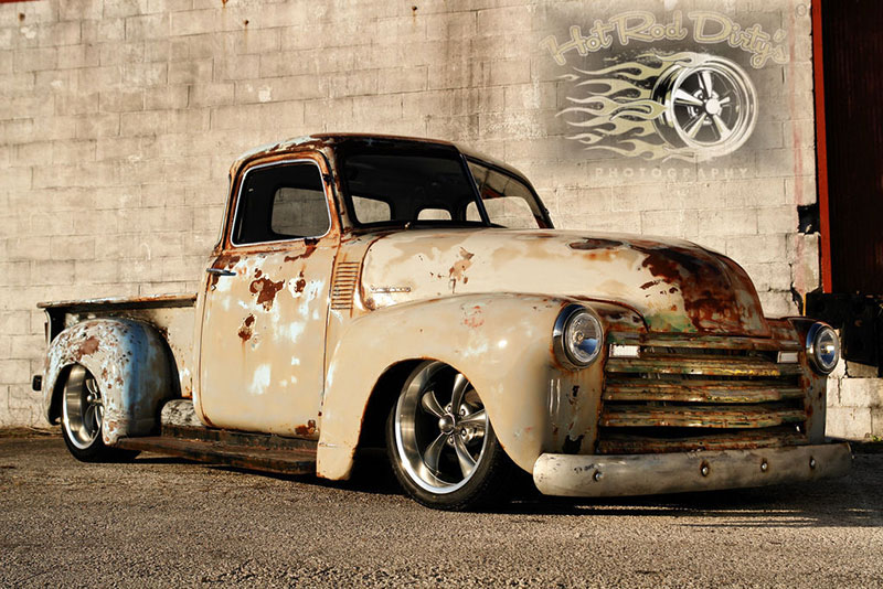 Rusty-Old 1948 Chevrolet Suburban Shows Decades of Decay, It's