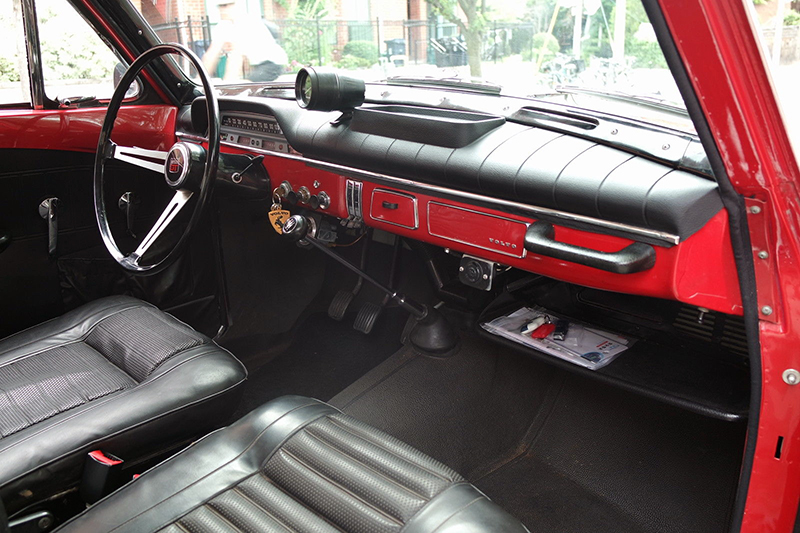 The sporty (for Volvo) interior came with three-point seat belts.