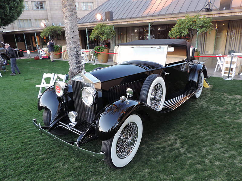 The 1939 Rolls Royce's side view mirror rode promnently on the front fender.