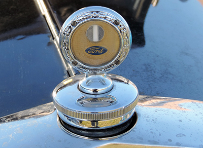 A traditional radiator cap, with a gauge on top, let drivers know how hot things were getting.