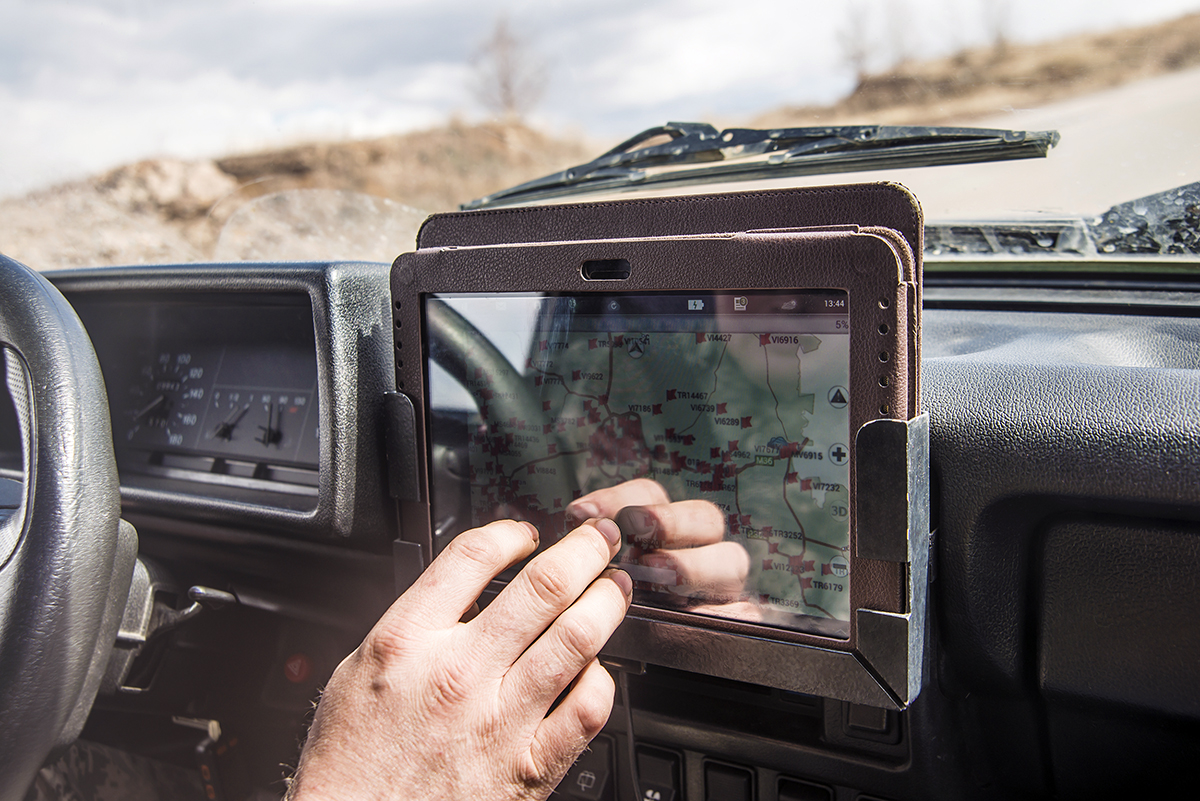 4 Reasons Why You Need An iPad in Your Car -  Motors Blog