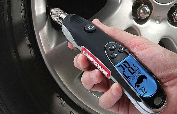 Digital tire gauge