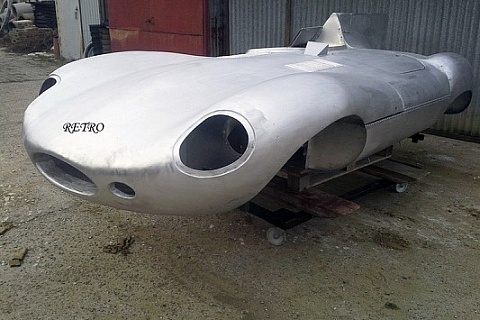 The aluminum body is in the “longnose” form Jaguar introduced in 1955.