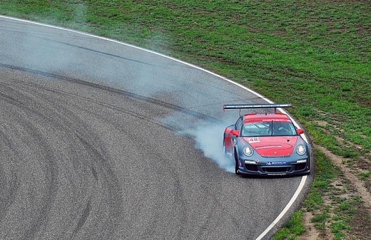 A Porsche GT3 in understeer mode