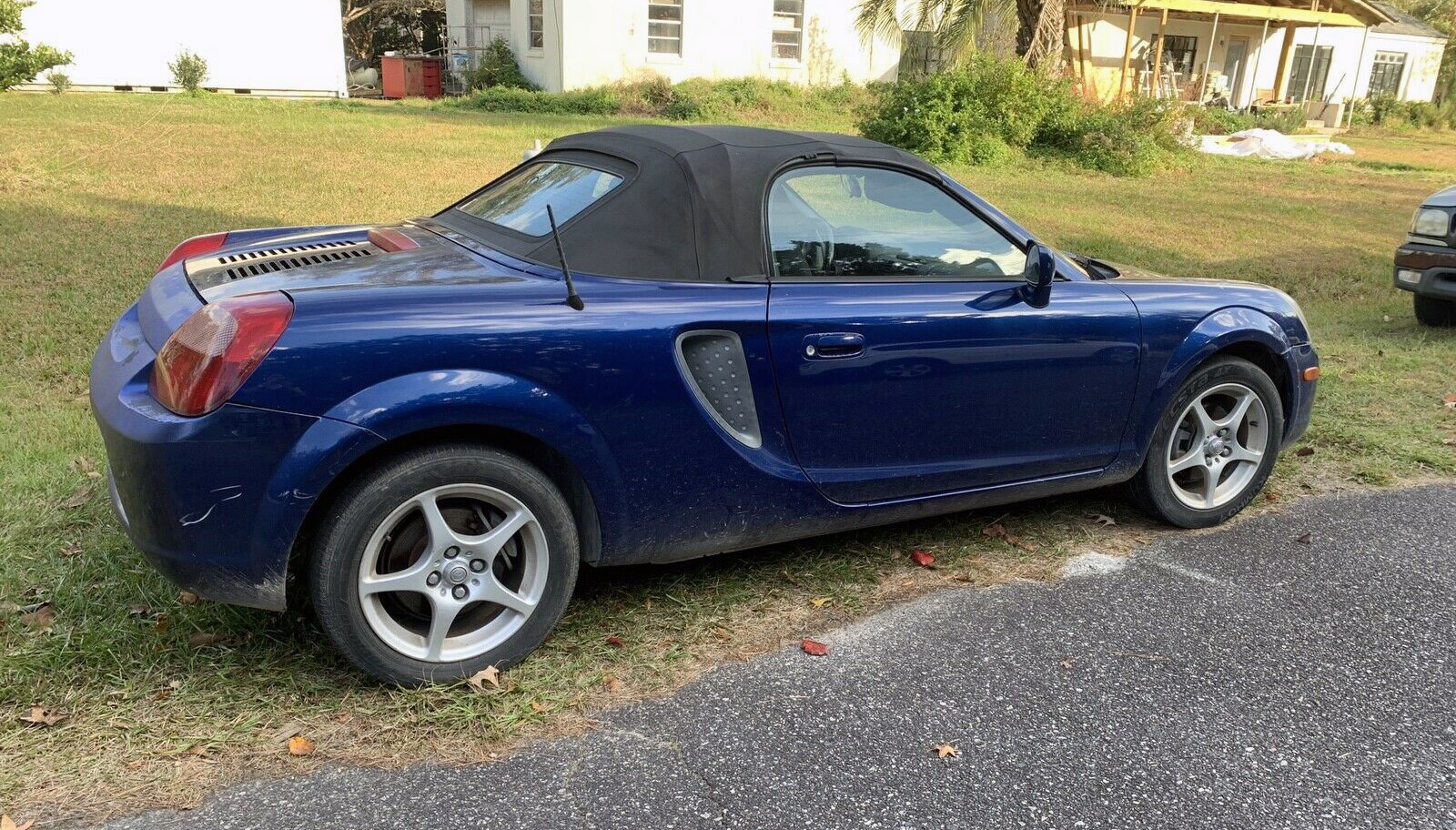 This 2000 Toyota MR2 Spyder has flaws, but will likely sell well below $10,000.