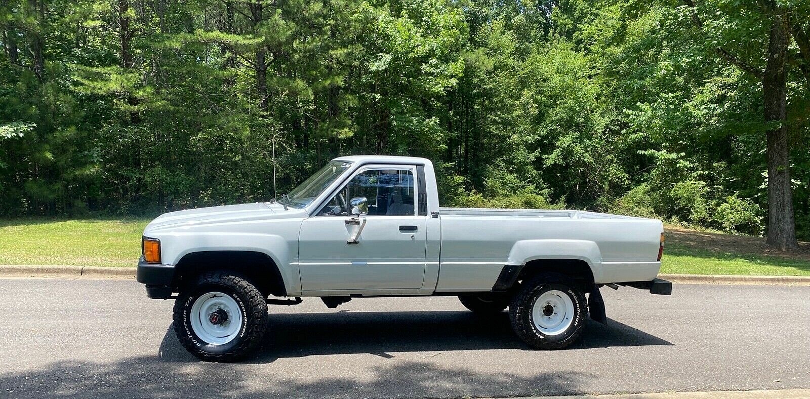 1985 Toyota Pickup left side profile