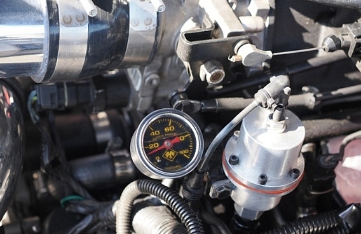 What a Fuel Pressure Gauge Does and Why You Need One -  Motors Blog