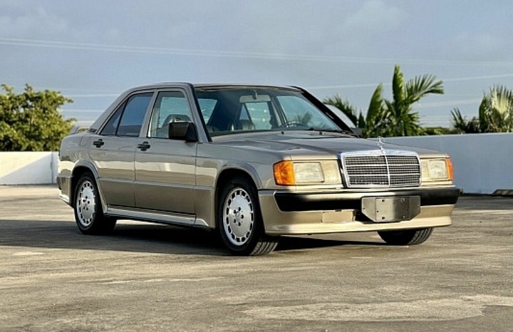 1987 Mercedes_Benz 190E - right front profile