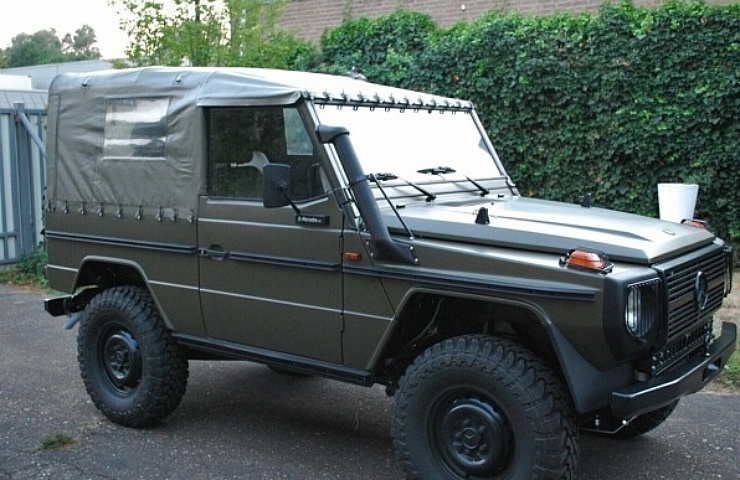 Mercedes-Benz G-Wagen - right front profile