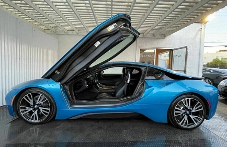 BMW i8 - door open - featured