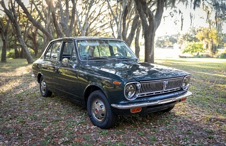 1969 Toyota Corolla - right front profile