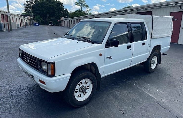 1993 Mitsubishi L200 - left front profile - featured