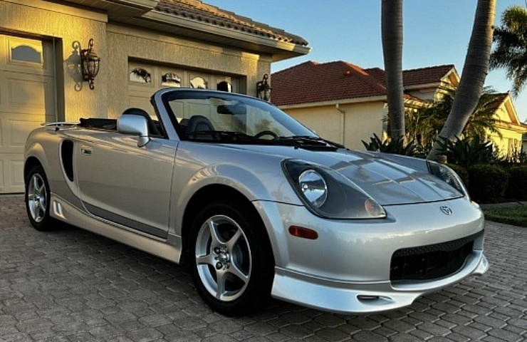 2000 Toyota MR2_Spyder - right front profile - featured