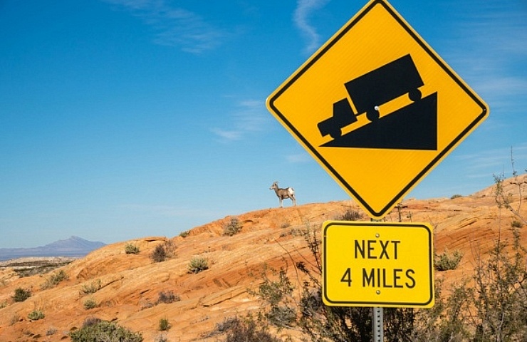 Sign showing truck going downhill on a steep grade