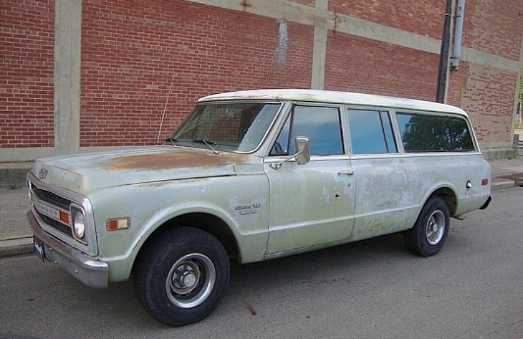 Three door 1970 Chevrolet Suburban - left front profile