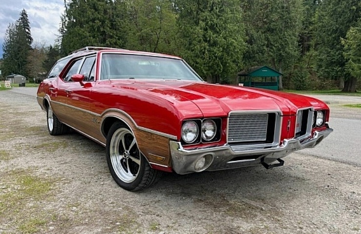 1972 Oldsmobile Vista Cruiser -right front profile - featured