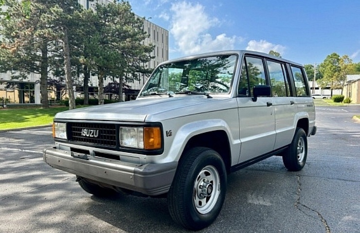 1989 Isuzu Trooper II -left front profile - featured