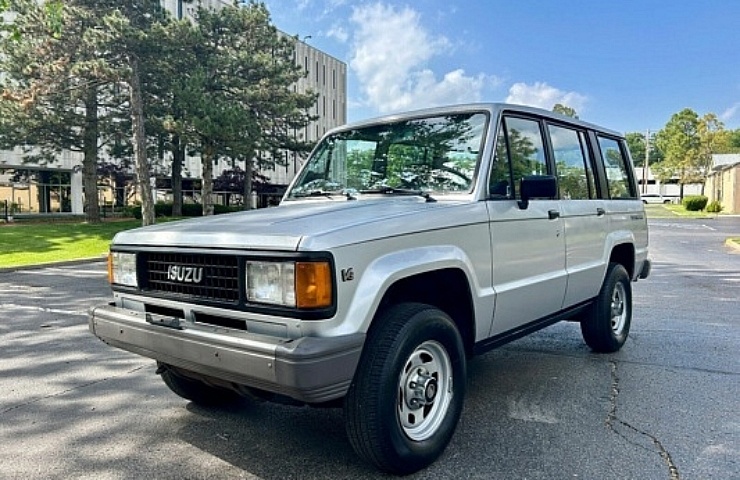 1989 Isuzu Trooper II -left front profile - featured