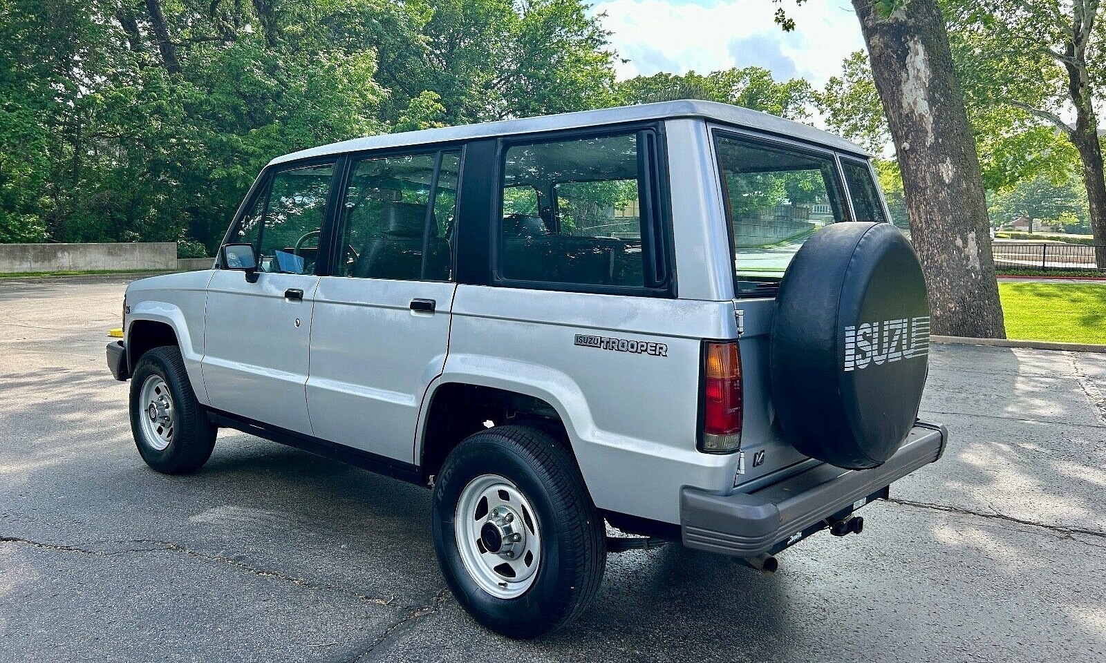 1989 Isuzu Trooper II - left rear profile