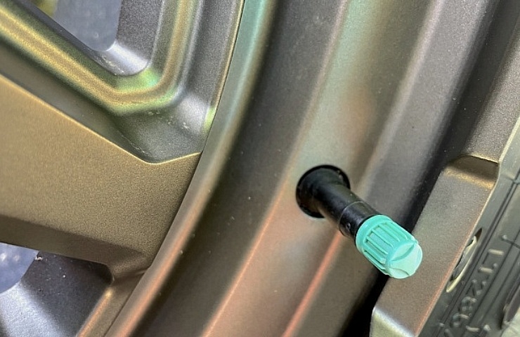 Green nitrogen vallve cap on Jeep tire