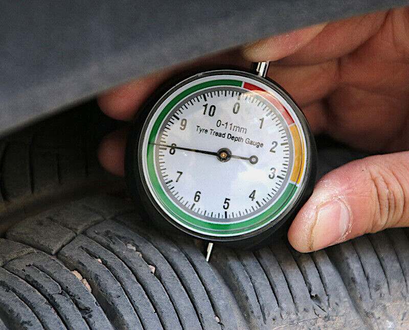 Analog tire tread depth gauge
