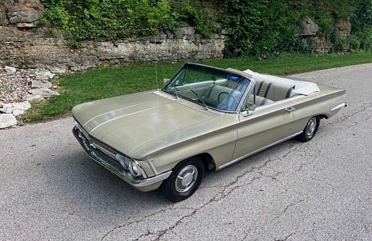 1962 Oldsmobile F85 - left front profile