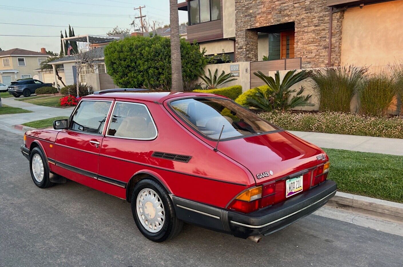 1987 Saab 900 - left rear profile 