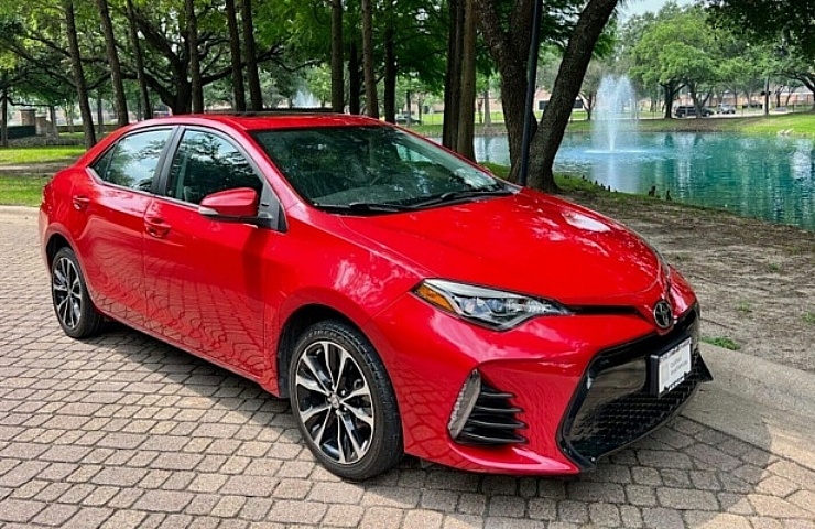 2017 Toyota Corolla SE - right front profile