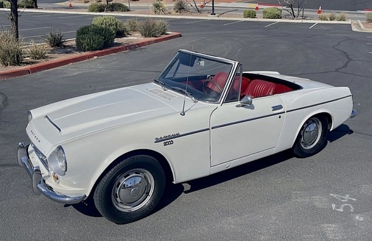 1968 Datsun Roadster 2000 - left front profile