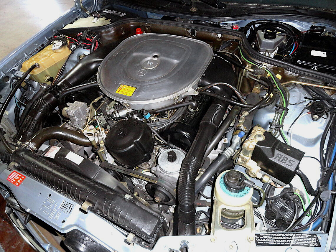 Mercedes-Benz_560_SEC_Straman_Convertible-engine.jpg