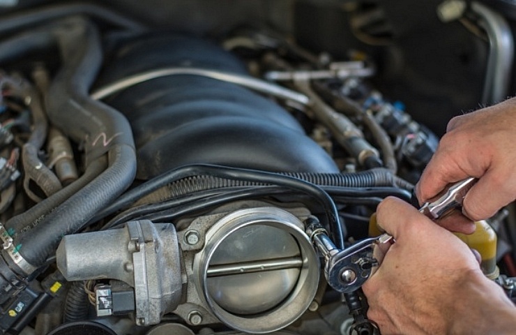 Tightnening a throttle body bolt