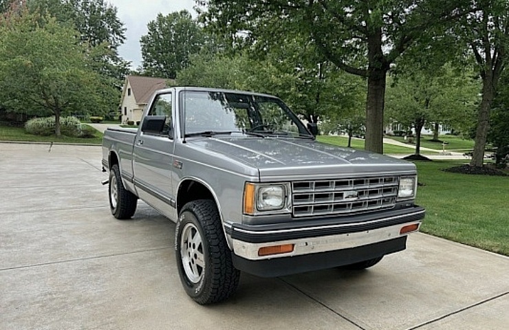 1986 Chevrolet S10 4X4 - right front profile - featured