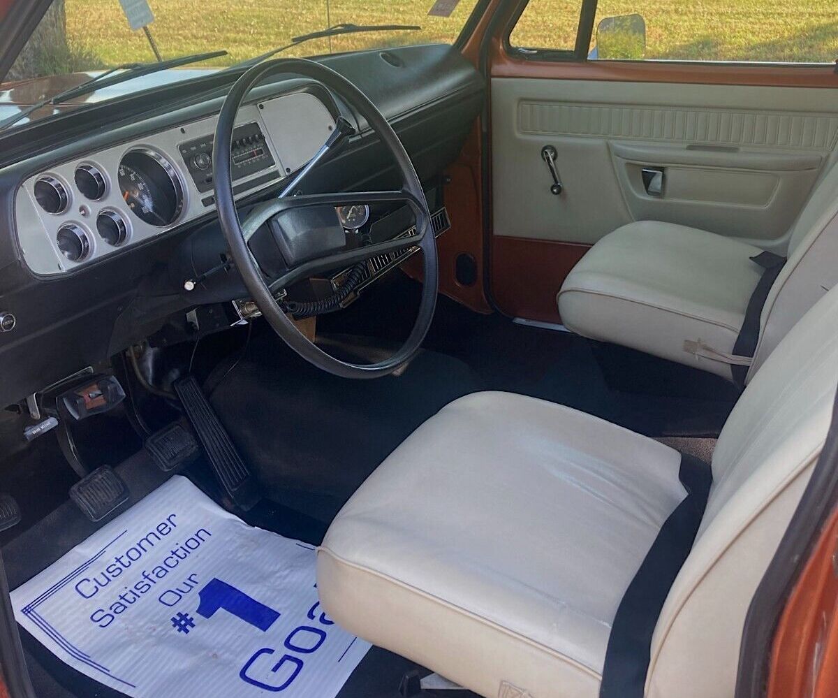 1975 Plymouth Trailduster - driver's seat, steering wheel 