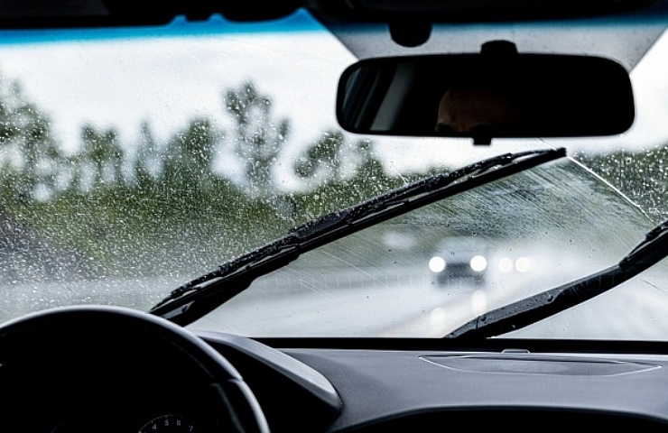 Using windshield replacements on a rainy day