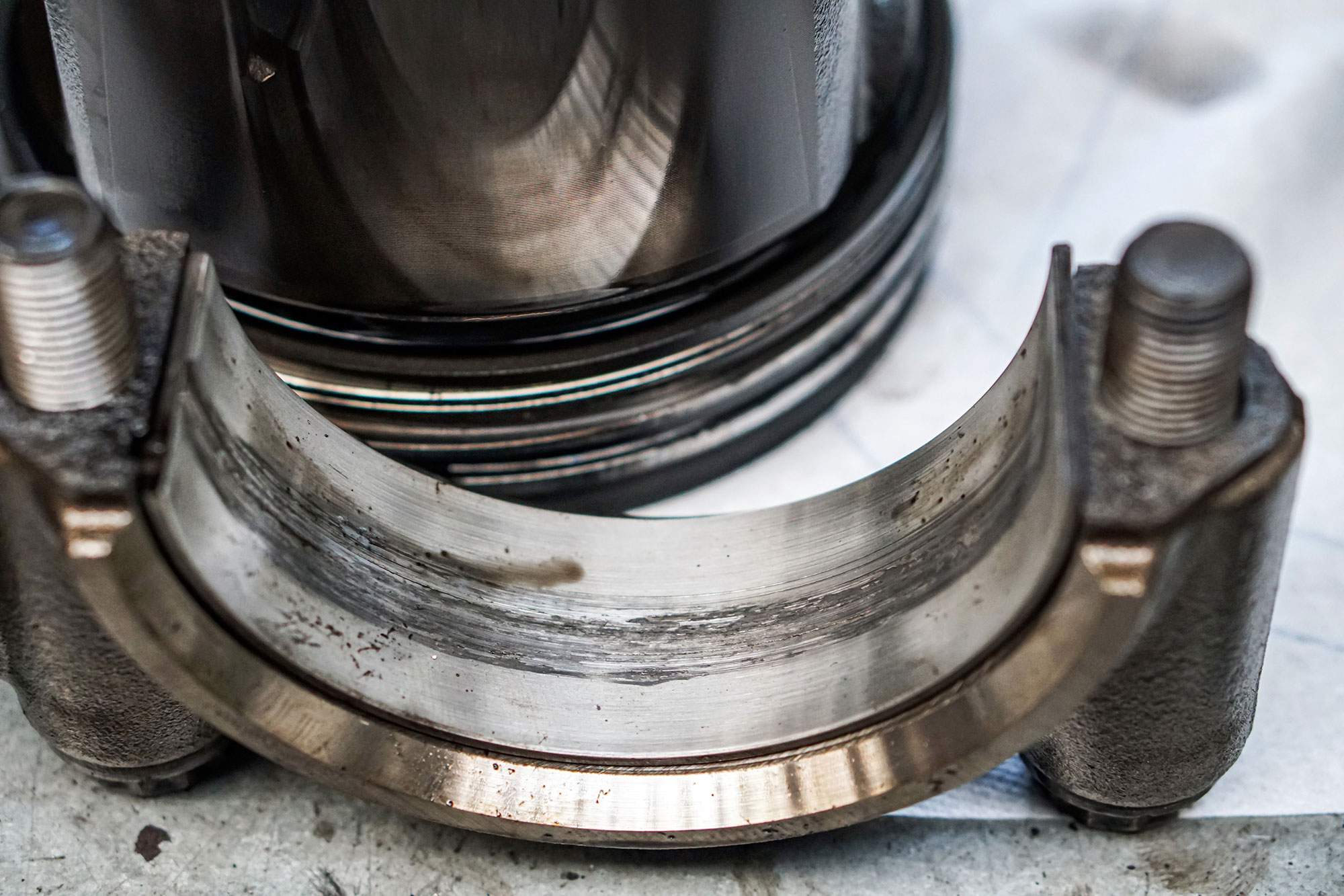 Damaged connecting rod bearing