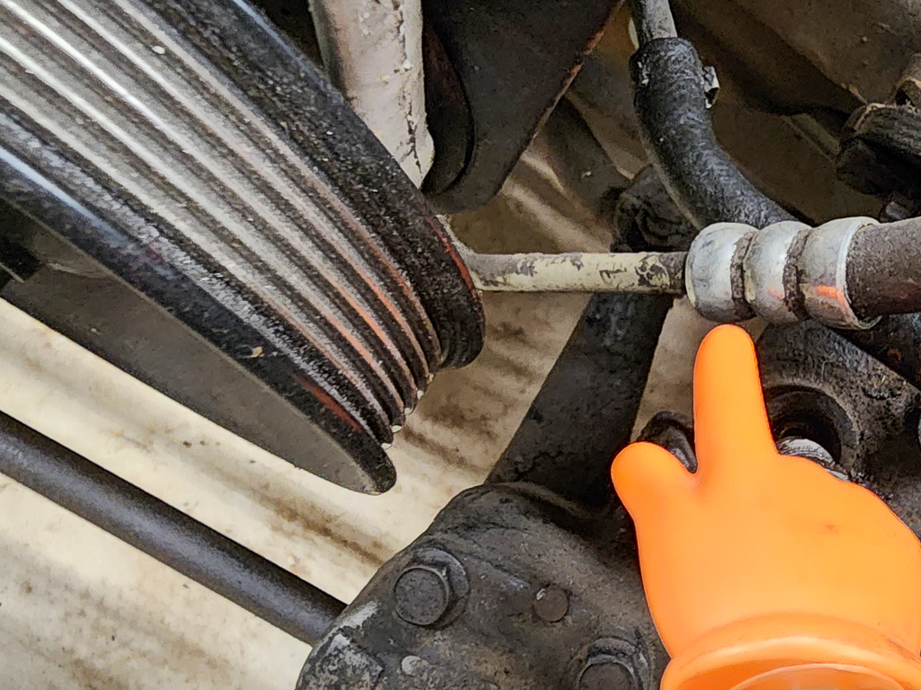 A high-pressure power steering hose hydraulic compression fitting