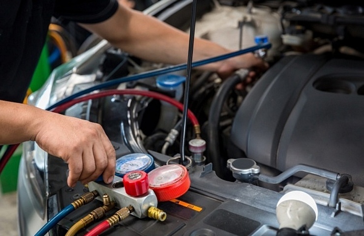 Mechanic recharging air conditioning system - featured