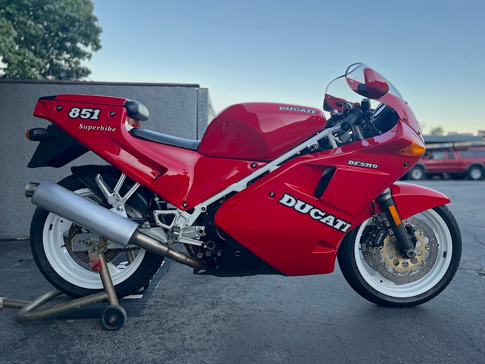 https://www.ebaymotorsblog.com/motors/blog/wp-content/uploads/2023/12/1990_Ducati_851_Strada_right_side.jpg