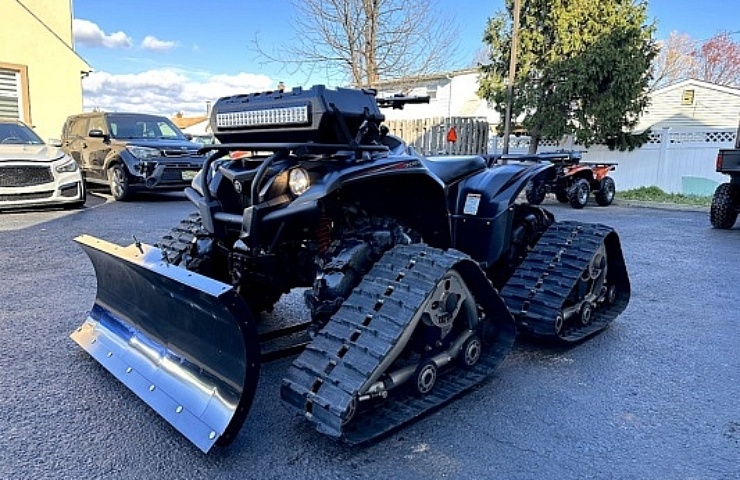 2019 Yamaha Kodiak 700 EPS - left front profile -with tracks and plow