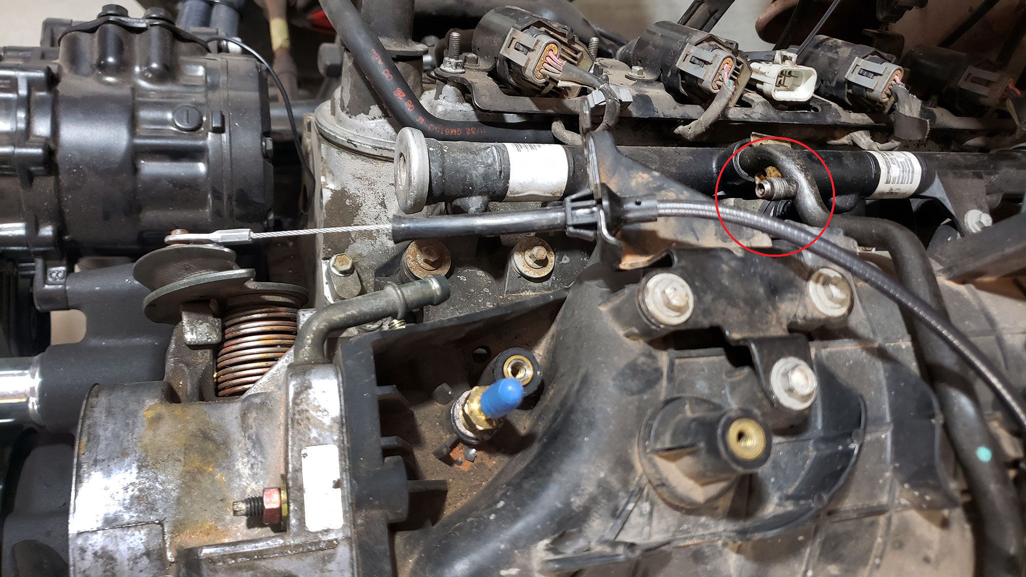 Pressurized cleaning system for fuel injectors