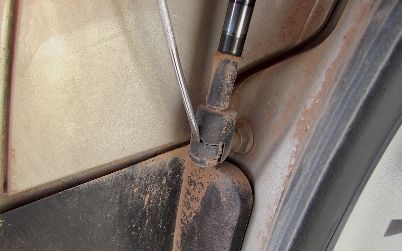 Removing a strut with a flat blade screwdriver