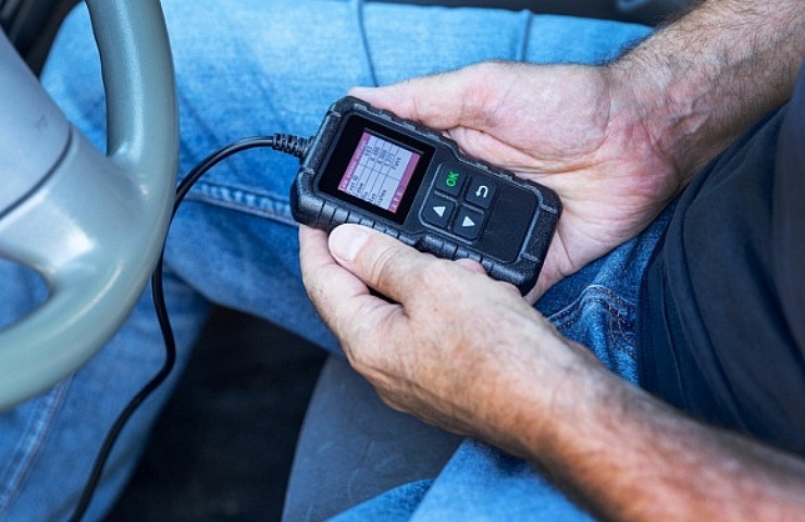 A driver reads a car's diagnostic code