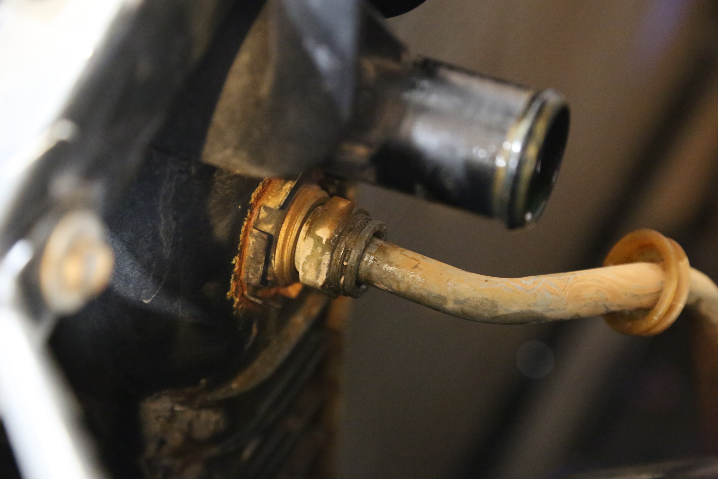 Leaking fitting - radiator guide 01