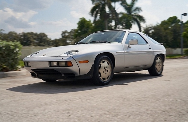 1986 Porsche 928S - left front profile - on the road