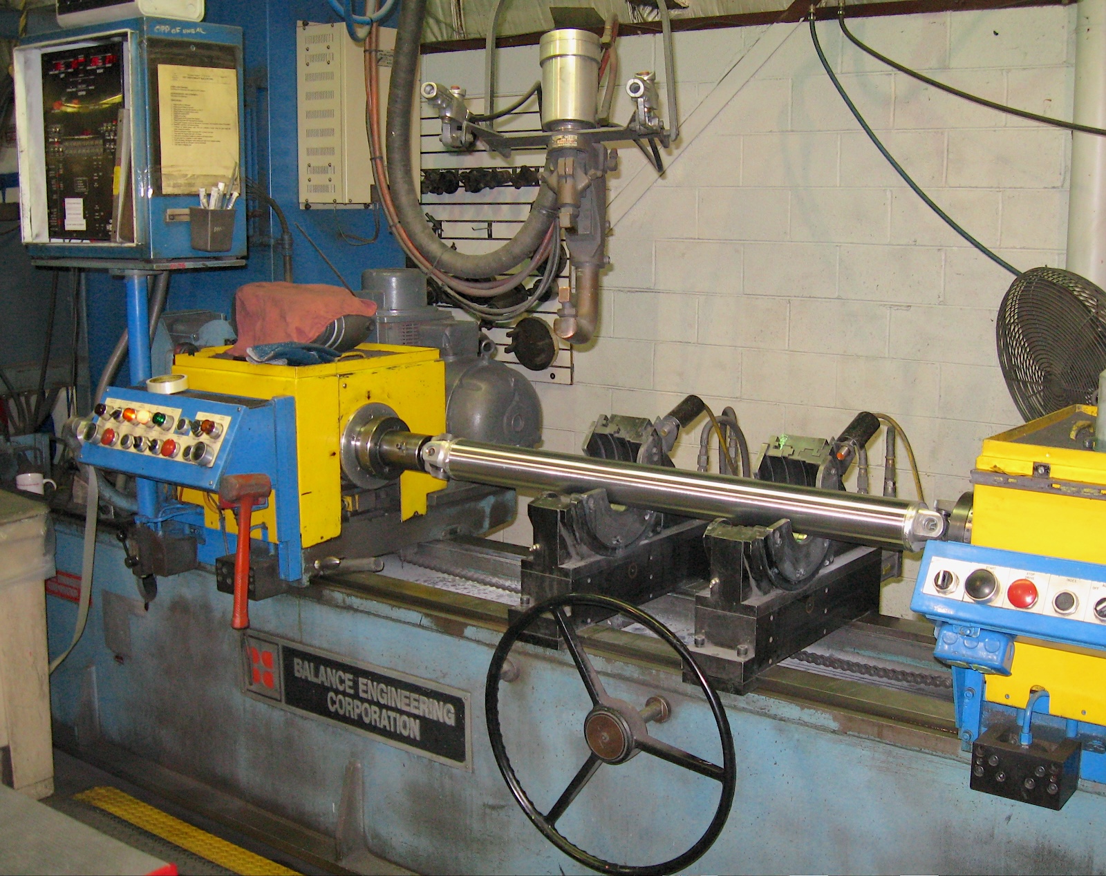 Driveshaft balancing machine