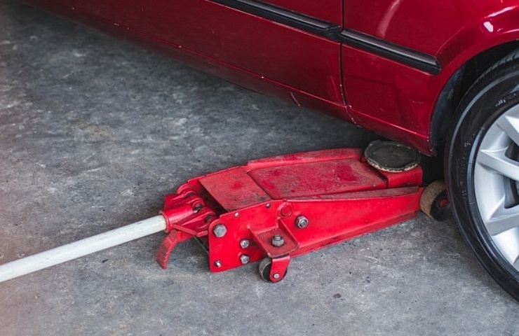 Jacking up a car with a floor jack