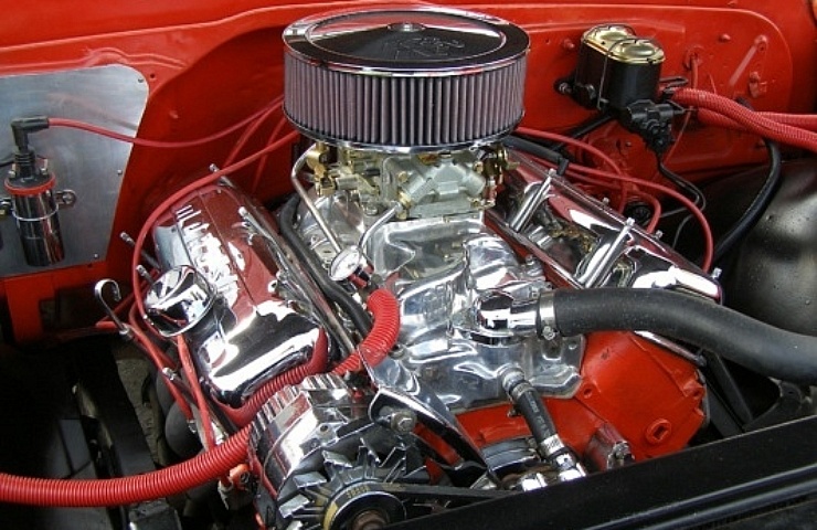 V-8 engine with chrome components - Moroso valve covers, K&N air cleaner, chrome alternator