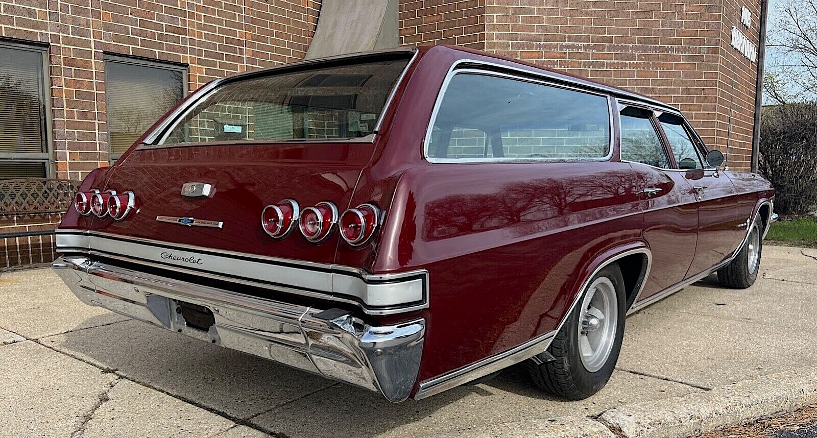 Chevrolet Impala Station Wagon - right rear profile
