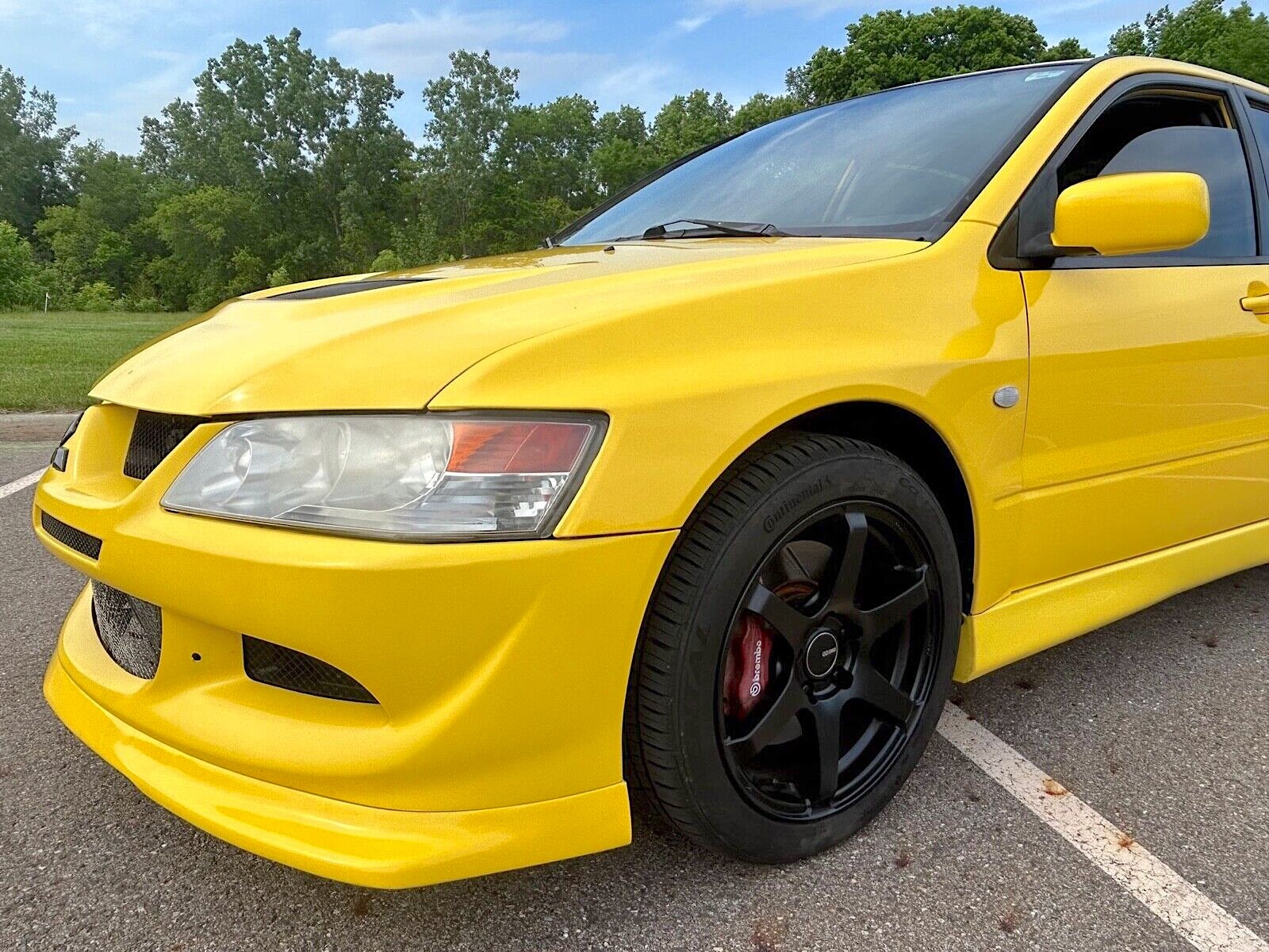 2005 Mitsubishi Lancer EVO left front fender profile detail view